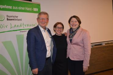 Das Bild zeigt: Peter Schiele (stellv. Bezirkstagspräsident Schwaben), die scheidende Kreisbäuerin Nicole Binger und die stellvertretende Landrätin Claudia Marb.