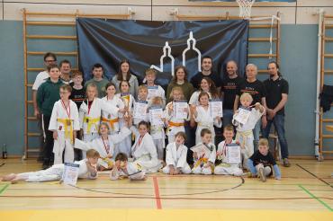 Das siegreiche Wemdinger Judoteam mit Sportreferent Roland Schuster (2.v.r.)