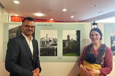 Oberbürgermeister Jürgen Sorré und Stadtarchivarin Cathrin Hermann bei der Ausstellungseröffnung. 