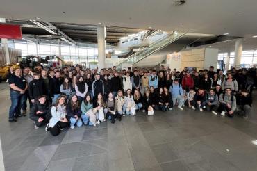 Schülerinnen und Schüler der Realschule Heilig Kreuz waren zu Besuch auf der bauma.