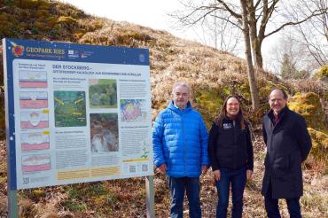 Franz Oppel (Freundeskreis Heidebrünnl), Heike Burkhardt (Geschäftsführerin Geopark Ries e.V.) und Manfred Blaschek (stv. Bürgermeister Kaisheim).