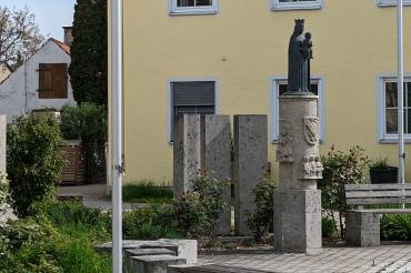 Der Nadlerbrunnen in Rögling.