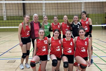 Die Volleyball-Mädchenmannschaft des THG Nördlingen um Betreuerin Manuela Kotala (2.v.l. hintere Reihe) haben am Bezirksfinale des Schulsportwettbewerbs "Jugend trainiert für Olympia" teilgenommen.