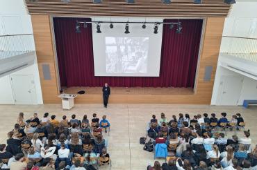 Zu sehen ist Roman Deininger Deininger vor dem Foto von Joachim "Blacky" Fuchsberger, dem Stadionsprecher der Schlussfeier der Olympischen Spiele 1972.