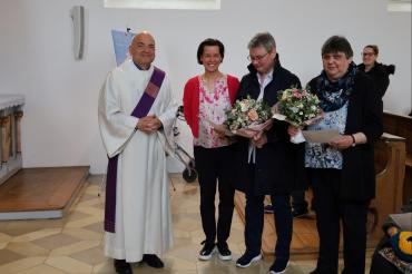 In einer Wortgottesfeier in der Stiftungskirche der Stiftung Sankt Johannes hat Diözesan-Caritasdirektor Diakon Markus Müller (li.) der Pastoralreferentin Susanne Rieger (2.v.re.) und der Gemeindereferentin Ursula Miller (re.) die Beauftragung zum Beerdigungsdienst  erteilt. Mit dabei war Doreen Paus, Vorstand der Stiftung (2.v.li.).