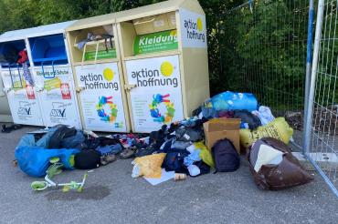 Eine vermüllte Containerstation des AWV Nordschwaben.