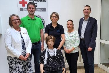 N.l.n.r.: Astrid Schneider (Einrichtungsleiterin), Martin Brüger (Inhaber Stadtapotheke Rain) Claudia Schlumperger (Sanitätshaus Feix), Cindy Drawert (Pflegedienstleitung), Arthur Lettenbauer (Kreisgeschäftsführer) mit Pflegepuppe „Luca“ (sitzend)