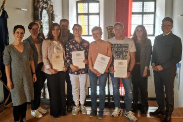 : Die Ehrung langjähriger Mitarbeiterinnen und Mitarbeiter wurde von Oberbürgermeister David Wittner (rechts) gemeinsam mit Michaela Eisele (Leiterin Personal, 2. v. r.), Kathrin Häffner (Leiterin Stadtbibliothek, links), Simone Leidel (Liegenschaftsamt, 2. v. l.) und Manfred Kopf (Leiter Baubetriebshof, 4. v. l.) vorgenommen. Geehrt wurden (v. l. n. r.): Tanja Thürheimer, Gabriele Burger, Renate Feldmeier und Jens Dücker.
