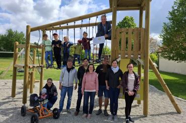 Spendenübergabe des Rotary Clubs auf dem Spielplatz Hürnheim.
