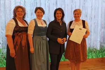 Die stellvertretende Abteilungsleiterin Bettina Stadler (AELF Nördlingen-Wertingen), die stellvertretende Landrätin Claudia Marb und Landwirtschaftsministerin Michaela Kaniber gratulieren der Staatsehrenpreisgewinnerin Daniela Golder-Eisenbarth (Reimlingen).