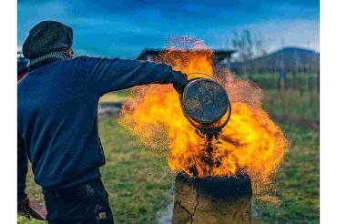 Befüllen des Rennfeuers