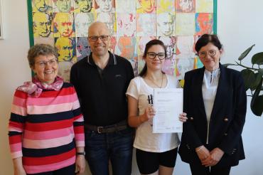 Verleihung Urkunde Cambridge Exam