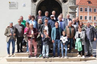 Die Datschiburger Kickers auf der Rathaustreppe mit ihrem Vorsitzenden Dirk Wurm (links neben Oberbürgermeister David Wittner).
