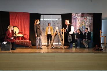 Beim Gerichtsverfahren um den zerbrochenen Krug von Marthe Rull muss der Dorfrichter Adam vor allem seine eigene Haut retten.