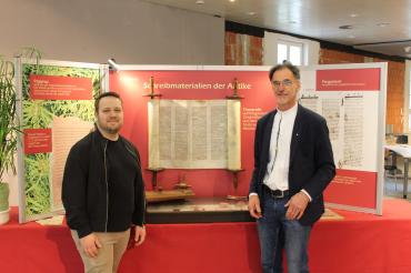 Simeon Haßler (l.) vom Gospelhouse Donauwörth und Pastor Klaus Deckenbach von der Freien evangelischen Gemeinde Donauwörth freuen sich über die Bibel-Ausstellung in Donauwörth.