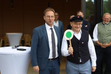 Als Bahn-Experte bekommt Ulrich Lange (r.) als neuer Staatssekretär im Verkehrsministerium das passende Outfit überreicht.
