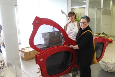Zwei Mitarbeiterinnen von Baur Optik besorgten Material für die eigene Schaufensterdekoration.