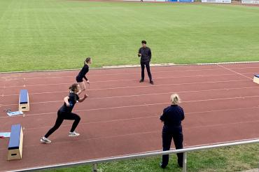 Im Rahmen der Kampagne "Sport-Challenge an Schulen" führten Vertreter des Polizeipräsidiums Schwaben Nord den Einstellungstest der Polizei mit den Schülerinnen und Schülern durch.