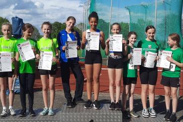 Auf dem ersten Platz von links: Johanna Schuster, Celine Makinde und Leni Bäuml