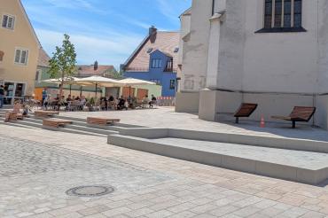 Der neugestaltete Münsterplatz lädt zum Verweilen ein.