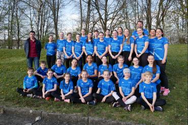  Die jugendlichen TSV-Leichtathletinnen und Leichtathleten und ihre Betreuer mit Ihren neuen T-Shirts im Gerd-Müller Stadion.