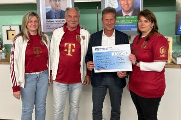 Der Bayern Fanclub Red Wood Cats e.V. überreicht die Spende an den Verein Kinder wollen leben, spielen, lachen!