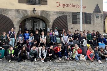 Klassen 4a und 4b der Leonhart-Fuchs-Grundschule Wemding
