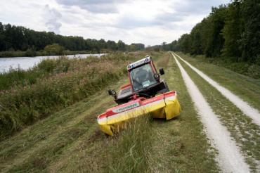 LEW mäht Donau-Dämme