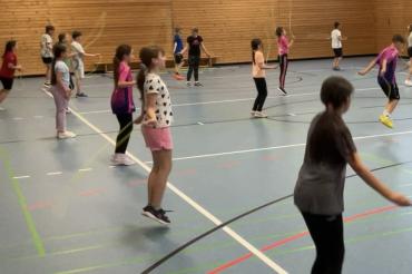 Leonhart-Fuchs-Grundschule Wemding springen Seil für den guten Zweck