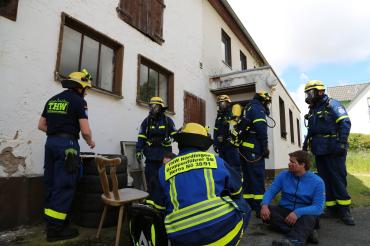 Die Fachgruppe "Schwere Begegnung" macht sich bereit für den zweiten Durchgang unter Atemschutz.