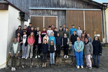 Auf dem Bauernhof von Familie Leinfelder lernten die Schülerinnen und Schüler der örtlichen Realschule im Rahmen des Programms „Erlebnis.Bauernhof“ viel Wissenswertes rund um das Thema Milch, Kuh und Getreide. Begleitet wurden sie dabei von ihrem Lehrer Gerhard Reissig (hinten 1. von li.), Auf dem Foto zudem: Behördenleiter Dr. Reinhard Bader (hinten 2. von li.), Edith Auchter (AELF, vordere Reihe, 1. v.l.n.r.), Vizelandrätin Claudia Marb (vordere Reihe, 2. v.l.n.r.), Stellvertretende Kreisbäuerin Susanne L
