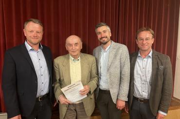 Auf dem Bild sind von links nach rechts zu sehen: Ortsvorsitzender Stefan Loh, Karl Blank, Stadtrat Jonathan Schädle, MdL Wolfgang Fackler