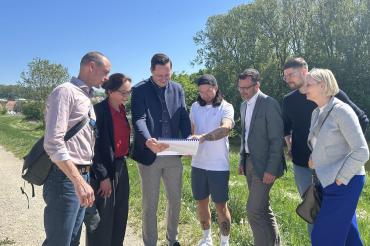 Das Bild zeigt von links: Sebastian Linden (spb se- schauch Bergermann Partner), Bettina Borgetto, Partri Wörle (biede Geschäftsführer LGS GmbH), Daniel Lindemann (GDLA  I  gornik denke landschaftsarchitektur), Oberbürgermeister Jürgen Sorré, Felix Brugger und Ulrike Hörl (beide Brugger Landschaftsarchitekten). 
