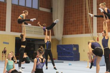 Training der Sportakrobaten in der Sporthalle Monheim.