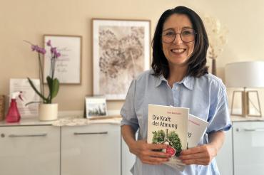 Doris Marchadier mit ihrem Buch "Die Kraft der Atmung" 