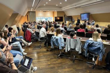 Zum Thema „Künstliche Intelligenz in der Vereinsarbeit“ fand zuletzt eine durch die Stabstelle Kreisentwicklung und Nachhaltigkeit organisierte Informationsveranstaltung für Vereine statt.