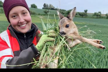 Elisabeth Mayr sichert das Kitz.
