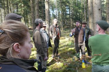 Jägerinnen und Jäger des Jagdverbandes Donauwörth erhielten bei einer Exkursion im Staatsforst bei Monheim eindrucksvolle Einblicke in die forstliche Praxis. 