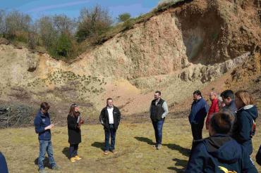 Im Vorfeld der Mitgliederversammlung bot sich Interessierten die Möglichkeit der Begehung der geologisch hochinteressanten ehemaligen Schottergrube am Limberg bei Unterwilflingen. Das Bild zeigt (v. l. n. r.) Fabian Weiß (Geopark Ries e. V.), Heike Burkhardt (Geschäftsführerin Geopark Ries e. V.), Bürgermeister Johannes Joas (Gemeinde Unterschneidheim).