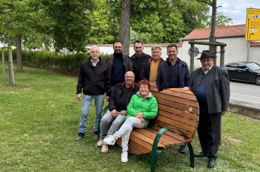 Am Stadtgraben von Wemding platziert, laden zwei herzförmige Exemplare davon alle Passanten zum Hinsetzen, Plaudern und Verweilen ein.