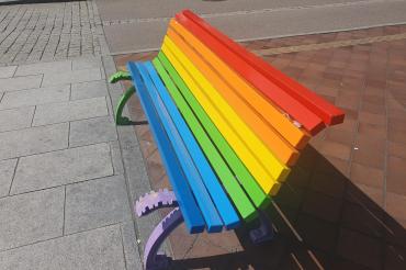 Die Regenbogenbank am Donauwörther Bahnhof wurde Opfer von Vandalismus. Zwei Latten wurden herausgebrochen. 