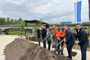 Am 8. Mai 2025 fand in Marxheim der Spatenstich für die Erneuerung der Donaubrücke an der Staatsstraße 2047 statt. Auf dem Bild zu sehen Bürgermeister Alois Schiegg (2. v. links), die stellvertretende Landrätin Ursula Kneißl-Eder (3. v. links), der Bayerische Staatsminister für Wohnen, Bau und Verkehr Christian Bernreiter (2. v. rechts) und Bereichsleiter Straßenbau am Staatlichen Bauamt Augsburg Markus Kreitmeier (ganz rechts). 