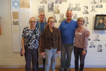 Besuchten bei ihrer Deutschlandreise auch das Stadtmuseum in Nördlingen (v.l.): Dorit Mire, Yoram Mire, Noa Mire und Roni Pappenheimer gemeinsam mit Museumsleiterin Andrea Kugler.