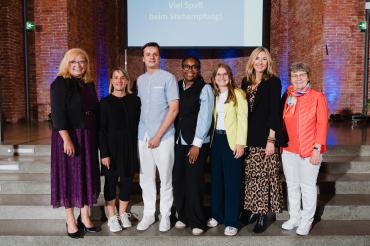Auf dem Bild zu sehen (von links): Gabi Schmidt, Ehrenamtsbeauftragte der Bayerischen Staatsregierung, Verbindungslehrerin Sabrina Leidel, Jonathan Kneer, Trisha Fanga Ngaha, Charlotte Lüftl, Kultusministerin Anna Stolz, Schulleiterin Dr. Renate Rachidi.