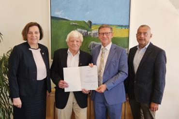 (v. l. n.r.: Bürgermeisterin Karin Bergdolt, Dietrich Schneider, Landrat Stefan Rößle und Walter Beck vom Dorfverein Mönchsdeggingen)