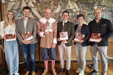 (v.l.) Hauptverwaltungsleiterin Helena Ott, Stadtarchivar Dr. Johannes Moosdiele-Hitzler, Stadtkapellmeister Oliver Körner, Oberbürgermeister David Wittner, Birgit Kapeller (Hauptverwaltung) sowie Thomas Volk (Druckerei Steinmeier) präsentieren die Festschrift zum 100-jährigen Jubiläum der Knabenkapelle Nördlingen.