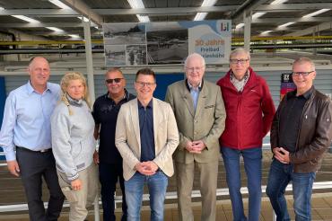 Freuten sich über die Bilderreise durch die letzten 30 Jahre Freibad Marienhöhe Nördlingen (v.l.): Martin Gruber (Betriebsleiter der Nördlinger Bäder), Nicole Hofmann (Stellvertretende Betriebsleiterin Nördlinger Bäder), Manfred Großmann (Ehemaliger Leiter Nördlinger Bäder), Oberbürgermeister David Wittner, Alt-OB Paul Kling, Josef Eichert (Ehemaliger Leiter Hochbauamt Nördlingen) und Karl Stempfle (Leiter Liegenschaftsamt Stadt Nördlingen)