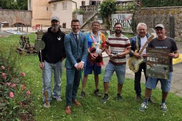 Freuen sich auf die Lange Nacht des Minigolfs: (v.l.n.r.). Jürgen „Bohne“ Bohner (GAS Food & Beverage), Oberbürgermeister David Wittner, Wolfi Balzer, Christian „Schnippi“ Friedrich (Boule-Spielergemeinschaft), Roland „Lande“ Hiller und Anlagenbetreiber Ralf „Ralla“ Kluge.