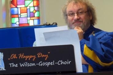 Das Bild zeigt den Chorleiter.