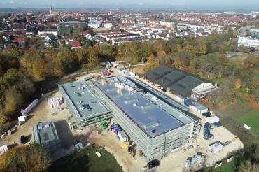 Luftbild von der Baustelle am neuen städtischen Hallenbad in Nördlingen. 